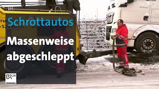 Abschleppen Illegal geparkte Schrottautos  Abendschau  BR24 [upl. by Arleyne]